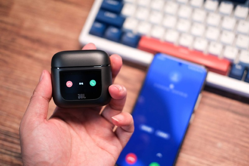 颠覆传统耳机体验，带屏幕的TWS耳机，JBL Tour Pro2开箱评测