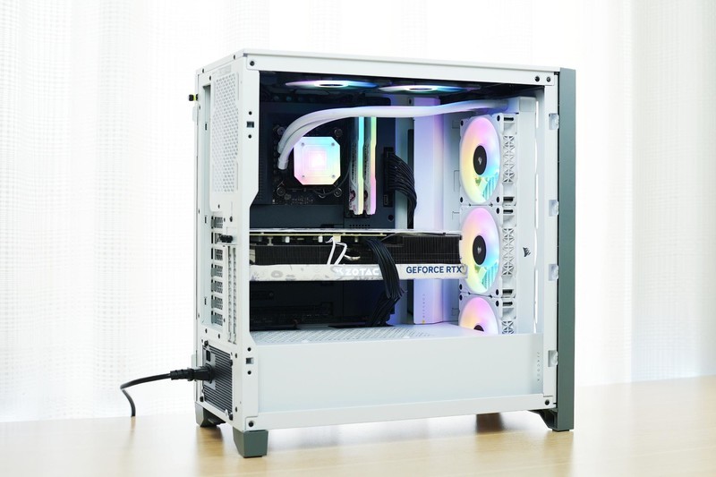 硬核装备也能如此优雅，美商海盗船机电散撞色主题装机分享