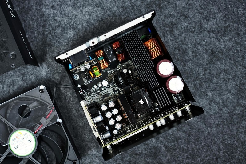 硬核装备也能如此优雅，美商海盗船机电散撞色主题装机分享