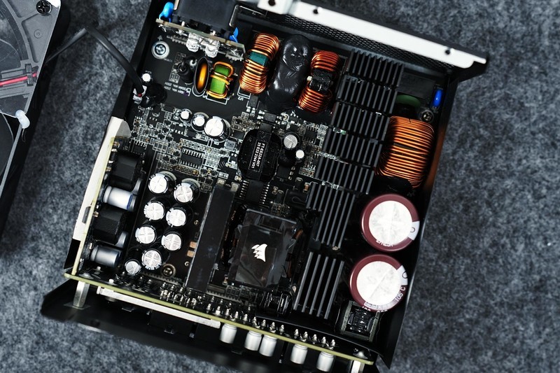 硬核装备也能如此优雅，美商海盗船机电散撞色主题装机分享