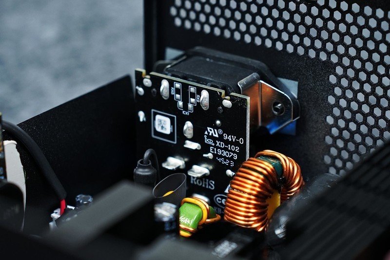 硬核装备也能如此优雅，美商海盗船机电散撞色主题装机分享