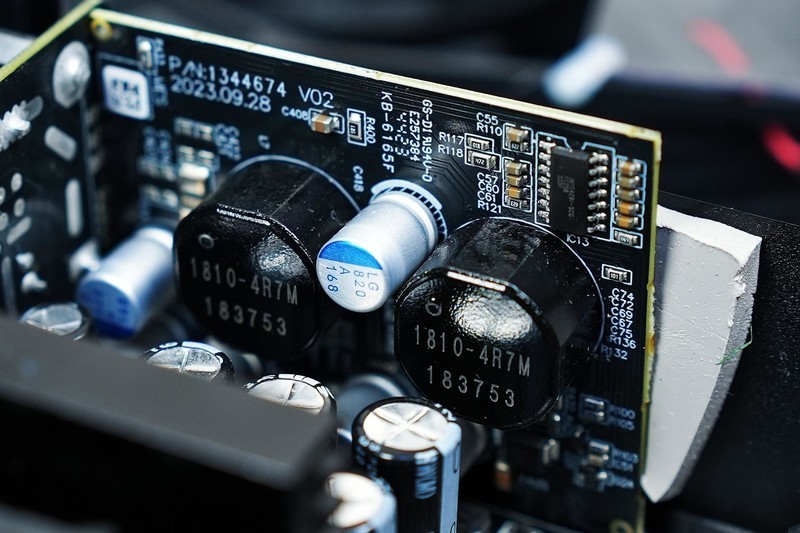 硬核装备也能如此优雅，美商海盗船机电散撞色主题装机分享