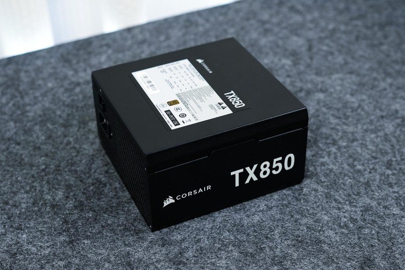 硬核装备也能如此优雅，美商海盗船机电散撞色主题装机分享