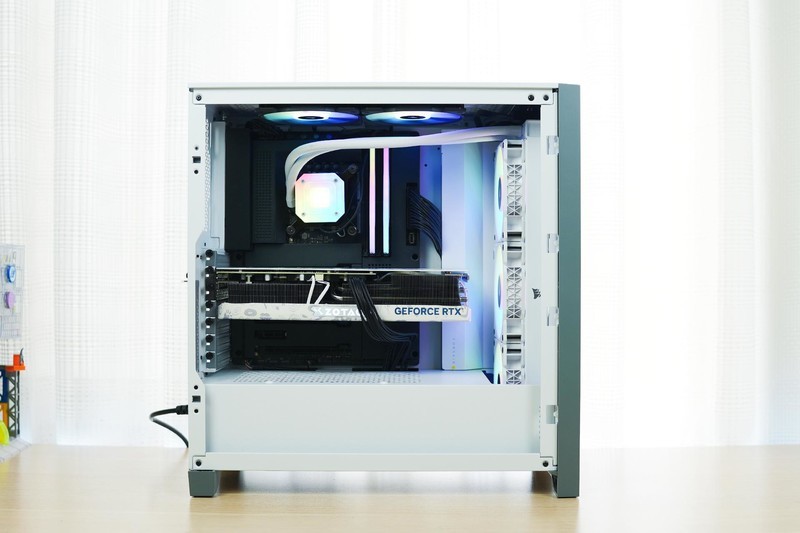 硬核装备也能如此优雅，美商海盗船机电散撞色主题装机分享