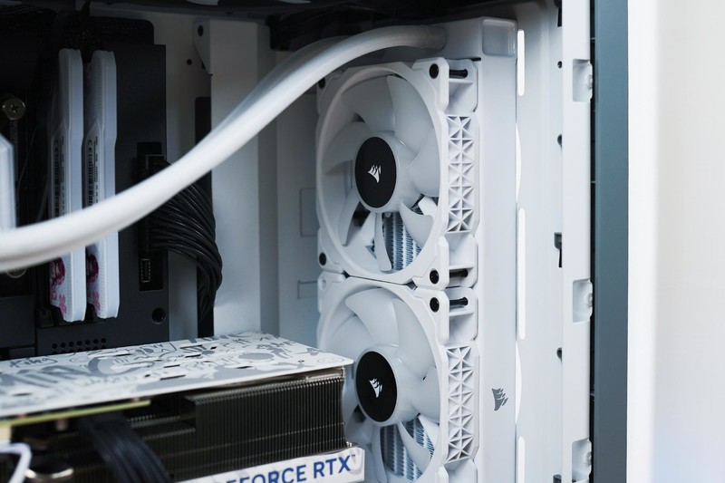 硬核装备也能如此优雅，美商海盗船机电散撞色主题装机分享