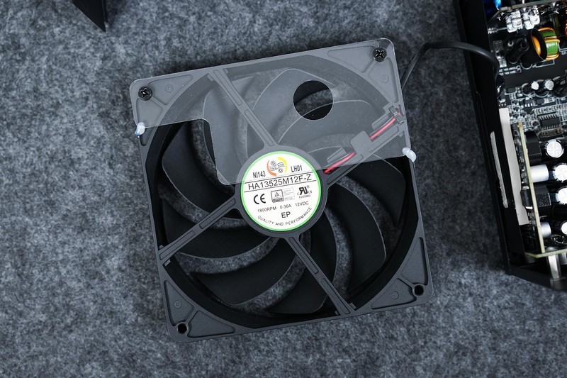 硬核装备也能如此优雅，美商海盗船机电散撞色主题装机分享