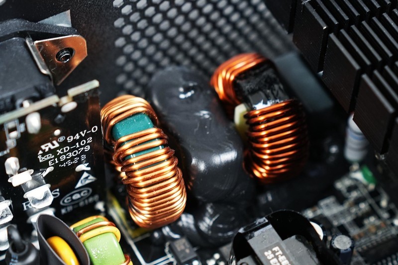 硬核装备也能如此优雅，美商海盗船机电散撞色主题装机分享