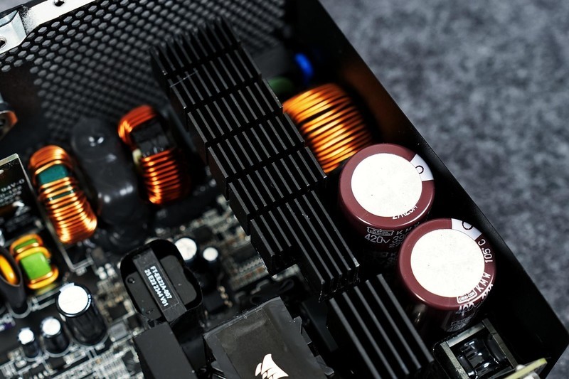 硬核装备也能如此优雅，美商海盗船机电散撞色主题装机分享