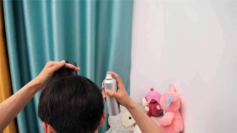男孩子发型便捷之路！珂岸男士速干造型喷雾实测：1分钟抓完造型
