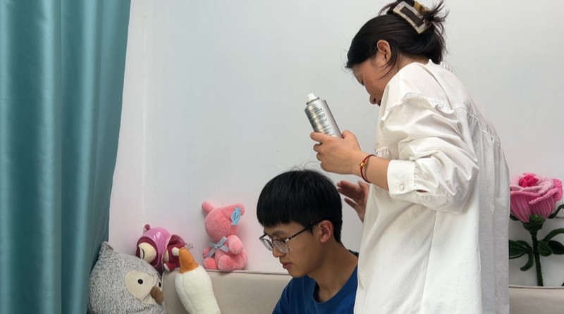 男孩子发型便捷之路！珂岸男士速干造型喷雾实测：1分钟抓完造型