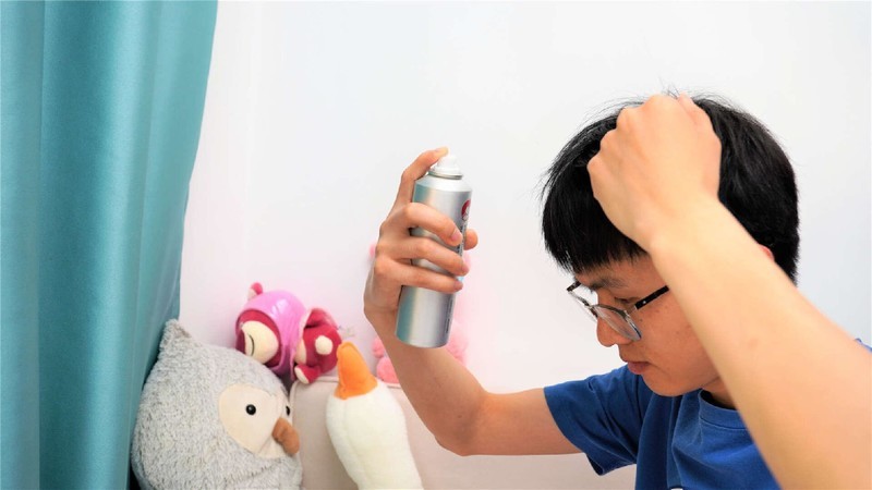 男孩子发型便捷之路！珂岸男士速干造型喷雾实测：1分钟抓完造型