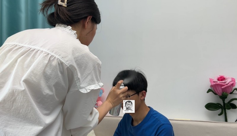 男孩子发型便捷之路！珂岸男士速干造型喷雾实测：1分钟抓完造型