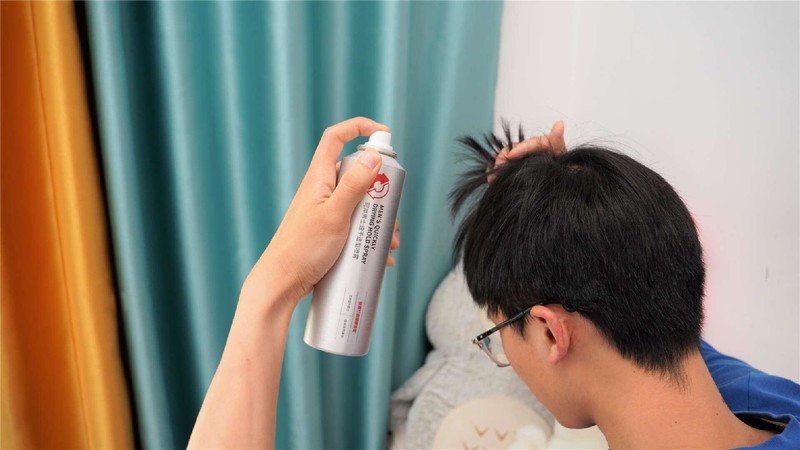 男孩子发型便捷之路！珂岸男士速干造型喷雾实测：1分钟抓完造型