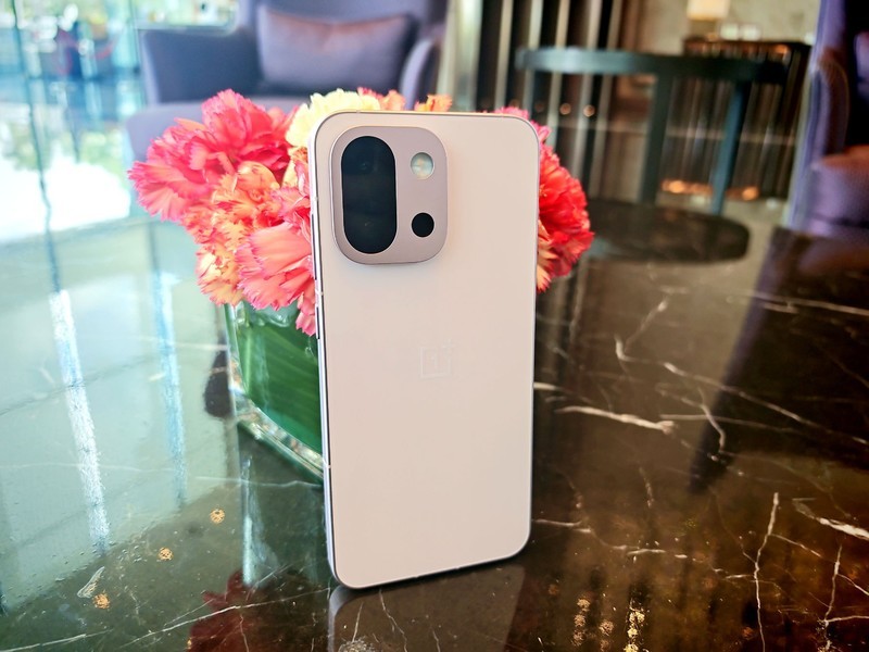 猝不及防！一加终于肯放大招，一加13T成卖的最好的旗舰小直屏