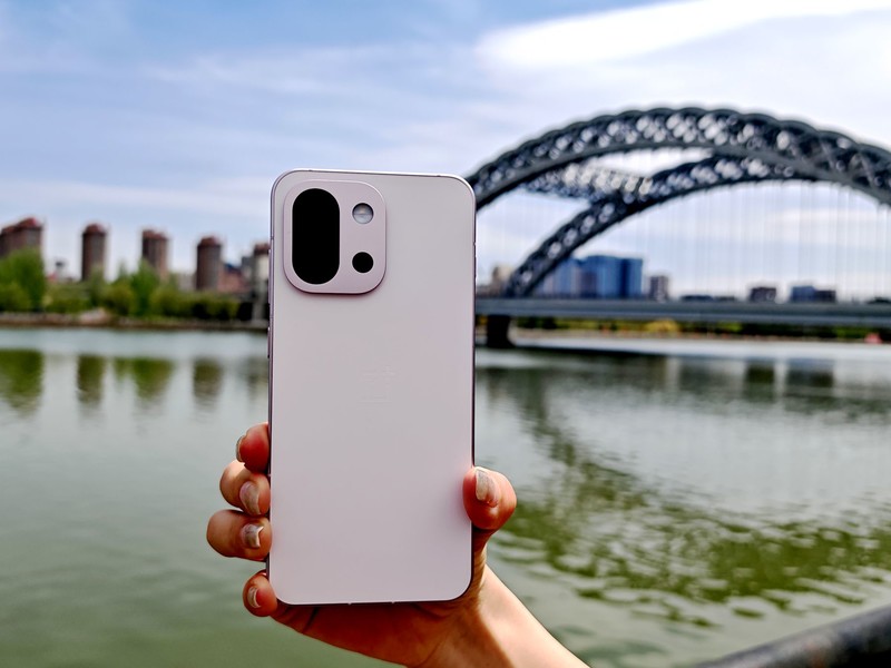 猝不及防！一加终于肯放大招，一加13T成卖的最好的旗舰小直屏