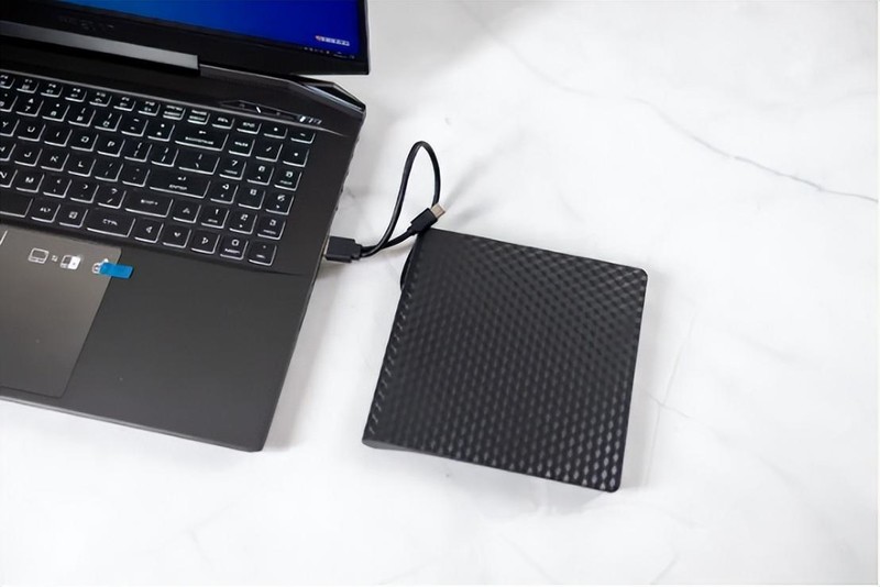 支持100G蓝光刻录盘，即插即用，威宝外置超薄蓝光刻录机体验