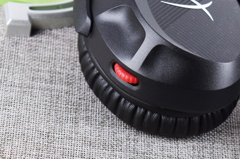 极度未知HyperX毒刺2无线游戏耳机开箱试玩：舒适轻巧的电竞之选