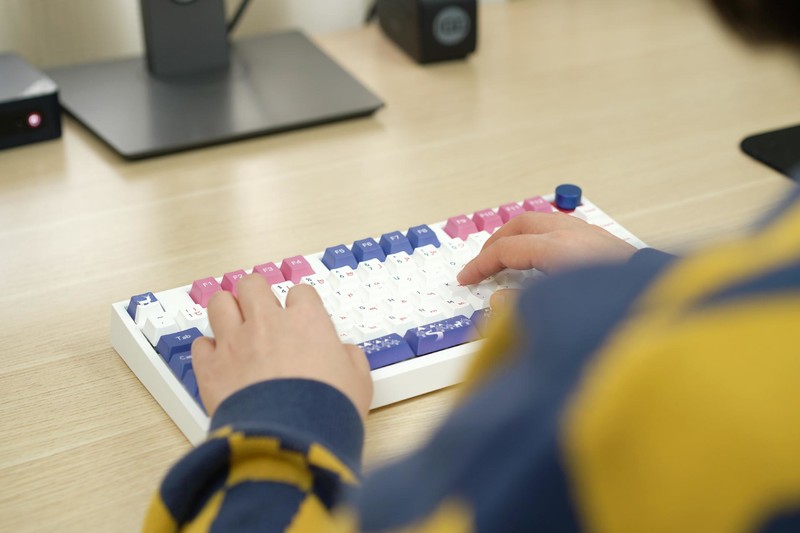 6个旋钮、3段空格、能敲出麻将音，小呆虫GK75三模机械键盘太上头