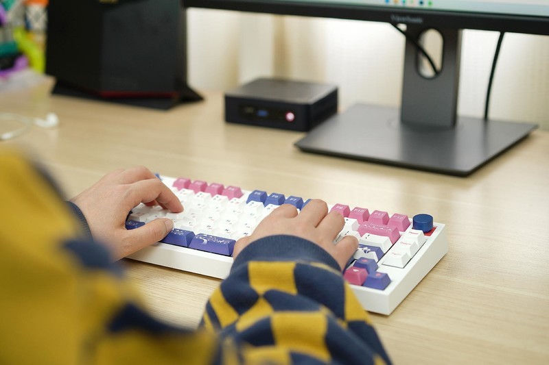 6个旋钮、3段空格、能敲出麻将音，小呆虫GK75三模机械键盘太上头