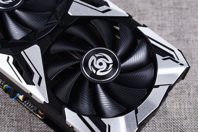 索泰RTX4070Ti天启OC游戏显卡开箱试玩：性能不俗+散热强劲