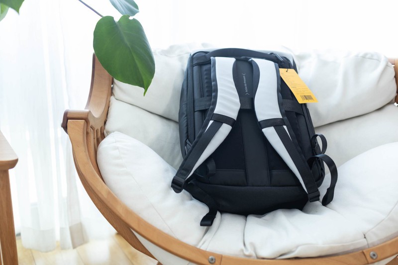 商务日常两相宜，地平线8号MOMENT，万金油的双肩背包