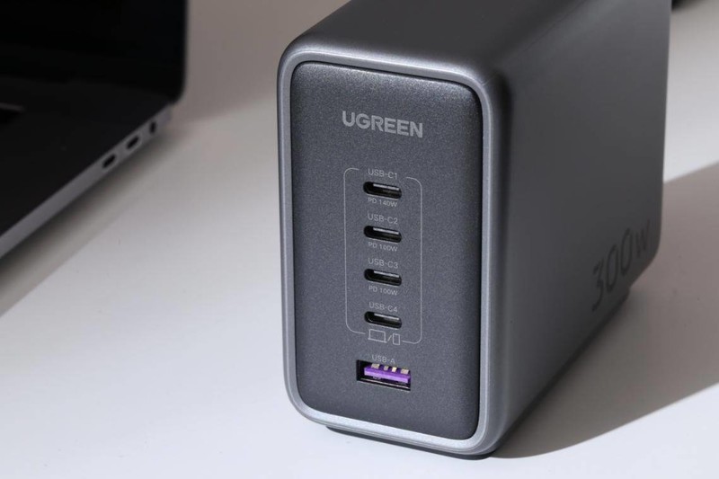 绿联放大招了，全球首发300W桌面充电器，带来闪充新体验！