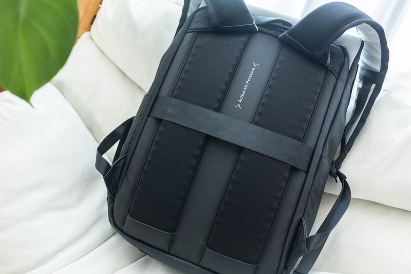 商务日常两相宜，地平线8号MOMENT，万金油的双肩背包