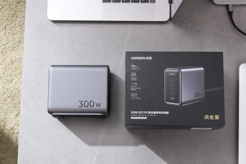 绿联放大招了，全球首发300W桌面充电器，带来闪充新体验！