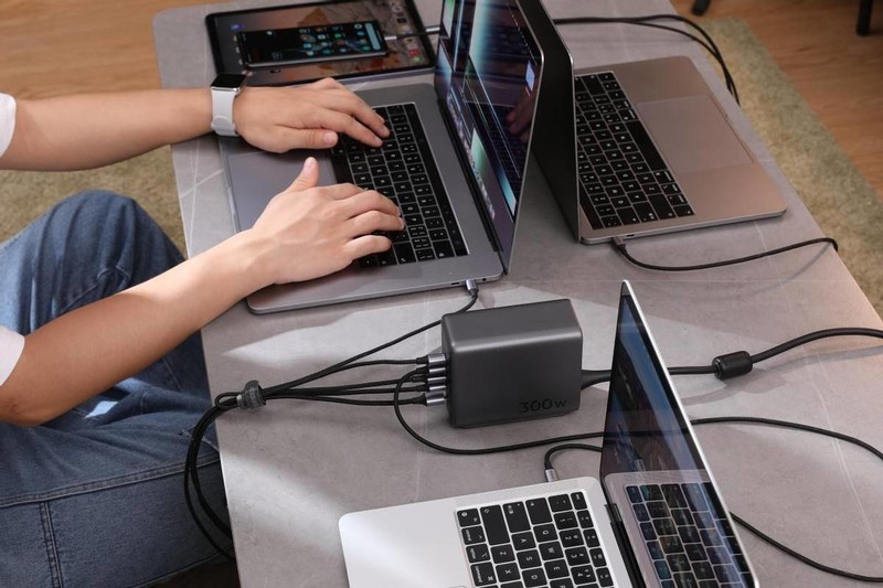 绿联放大招了，全球首发300W桌面充电器，带来闪充新体验！