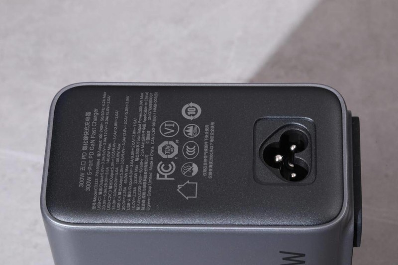 绿联放大招了，全球首发300W桌面充电器，带来闪充新体验！