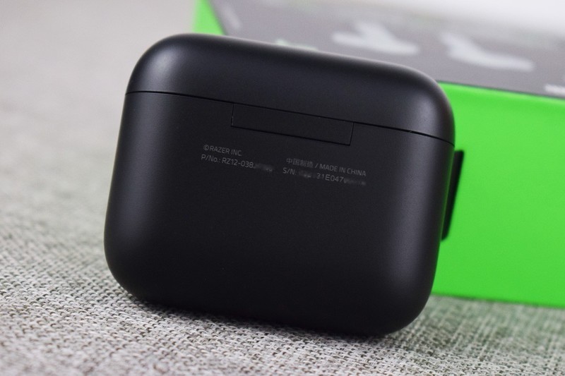 雷蛇战锤狂鲨真无线二代蓝牙耳机开箱试玩：酷炫低延迟的手游搭档