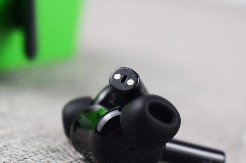 雷蛇战锤狂鲨真无线二代蓝牙耳机开箱试玩：酷炫低延迟的手游搭档