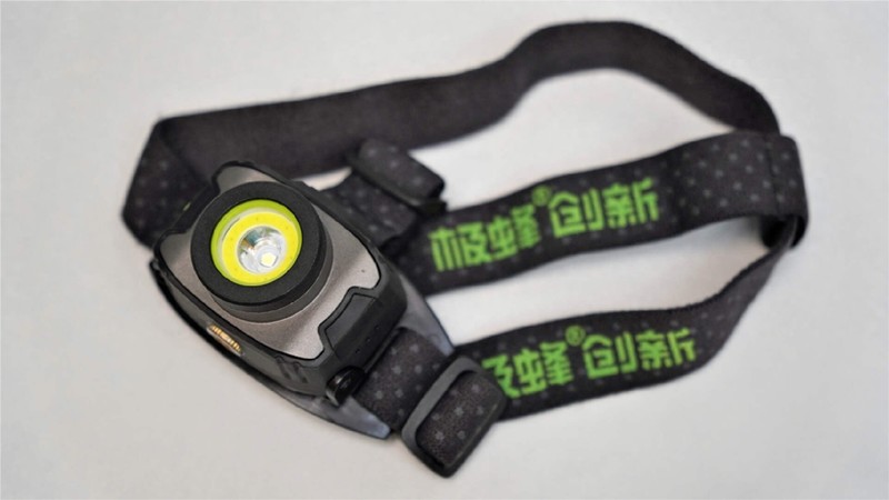 户外越野利器！极蜂新品头灯实测：1000流明还能解放双手