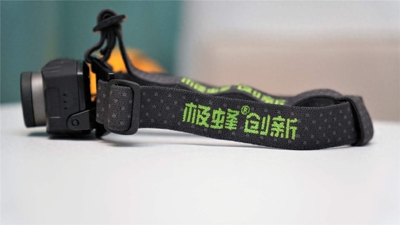 户外越野利器！极蜂新品头灯实测：1000流明还能解放双手