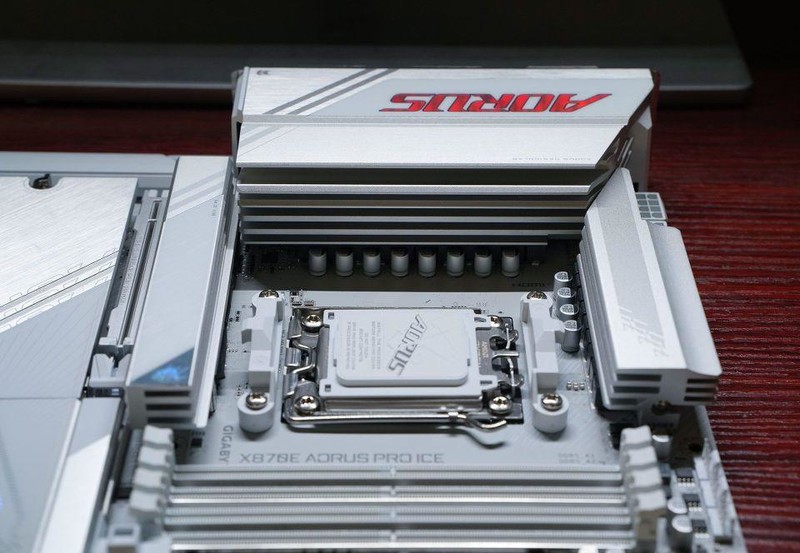 打游戏选9600X还是9900X？搭配技嘉X870电竞冰雕+7900XT实测！