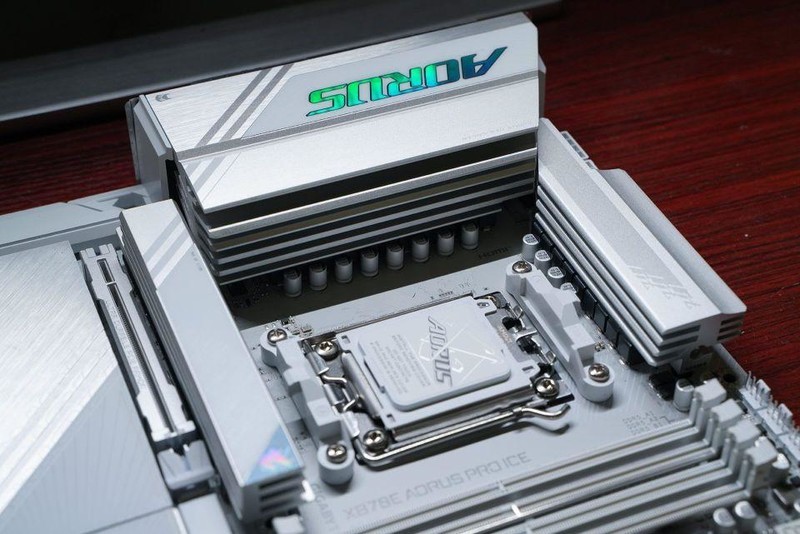 打游戏选9600X还是9900X？搭配技嘉X870电竞冰雕+7900XT实测！