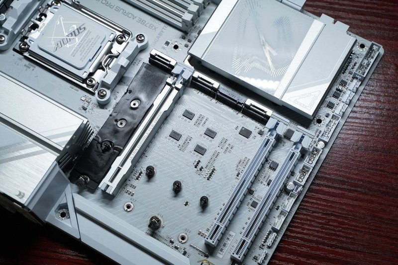 打游戏选9600X还是9900X？搭配技嘉X870电竞冰雕+7900XT实测！