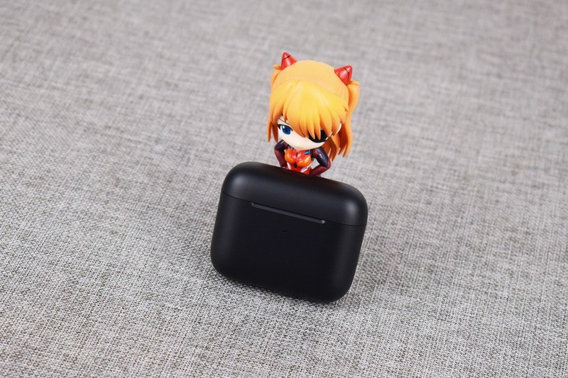 雷蛇战锤狂鲨真无线二代蓝牙耳机开箱试玩：酷炫低延迟的手游搭档