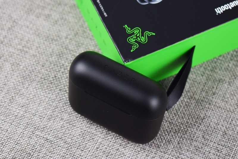 雷蛇战锤狂鲨真无线二代蓝牙耳机开箱试玩：酷炫低延迟的手游搭档