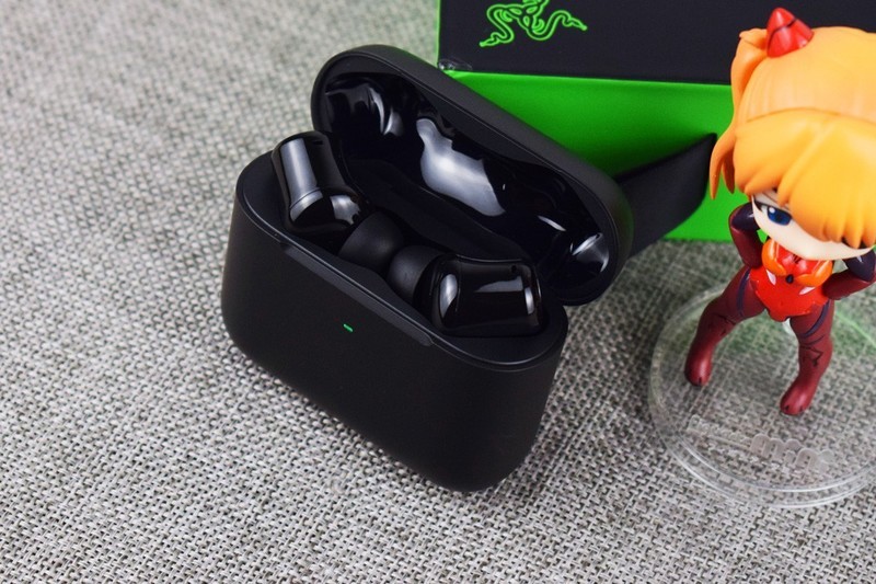 雷蛇战锤狂鲨真无线二代蓝牙耳机开箱试玩：酷炫低延迟的手游搭档