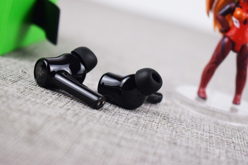 雷蛇战锤狂鲨真无线二代蓝牙耳机开箱试玩：酷炫低延迟的手游搭档