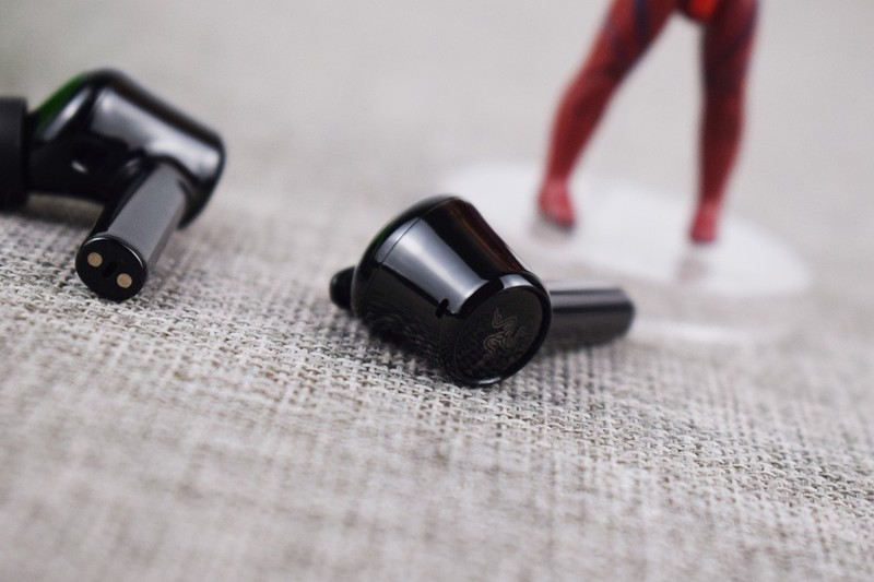 雷蛇战锤狂鲨真无线二代蓝牙耳机开箱试玩：酷炫低延迟的手游搭档