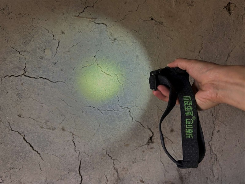 户外越野利器！极蜂新品头灯实测：1000流明还能解放双手