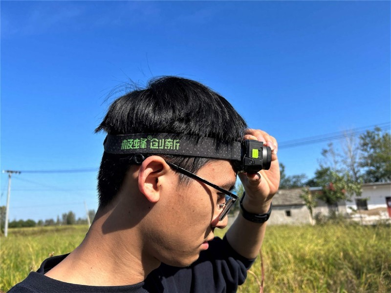 户外越野利器！极蜂新品头灯实测：1000流明还能解放双手