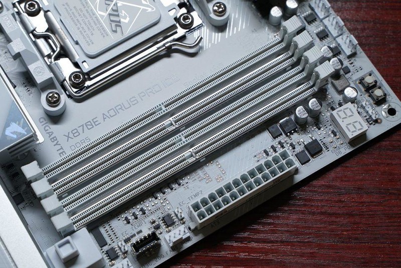 打游戏选9600X还是9900X？搭配技嘉X870电竞冰雕+7900XT实测！