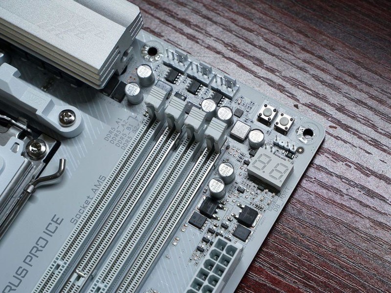 打游戏选9600X还是9900X？搭配技嘉X870电竞冰雕+7900XT实测！