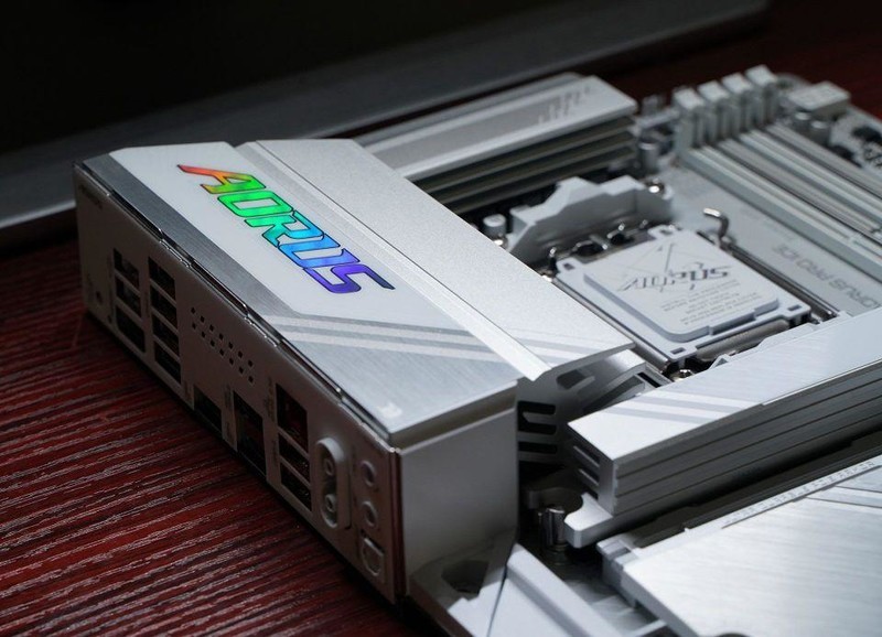 打游戏选9600X还是9900X？搭配技嘉X870电竞冰雕+7900XT实测！