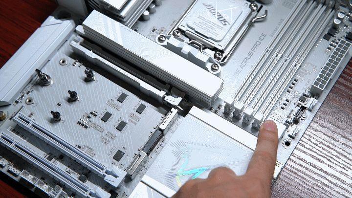 打游戏选9600X还是9900X？搭配技嘉X870电竞冰雕+7900XT实测！