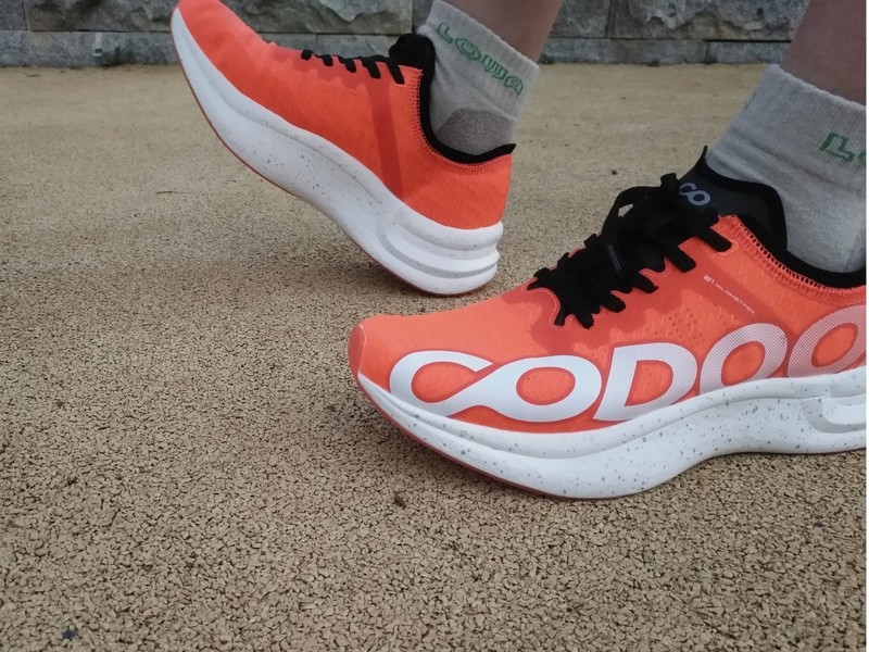 跑步减脂必备的高弹透气跑鞋，咕咚21K逐日PRO体验