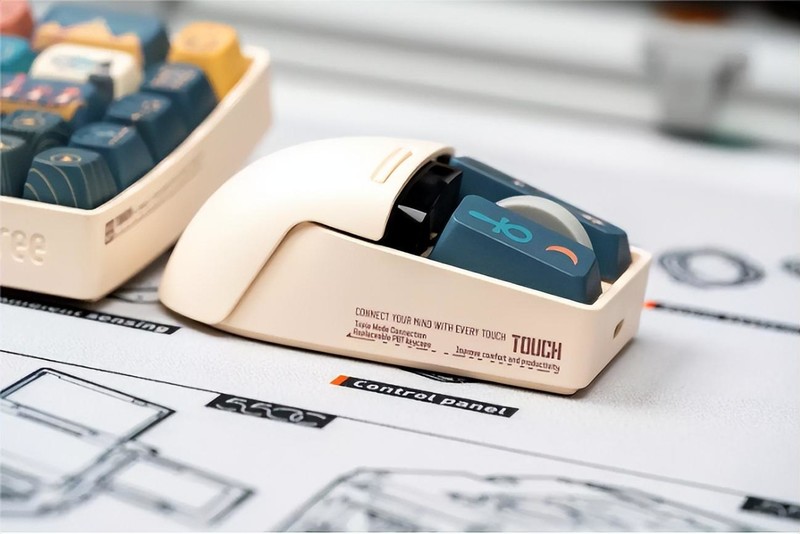 鼠标也能换键帽，Lofree洛斐小翘鼠标上的奇思妙想，《法老的黄金游Xing》主题键鼠桌搭